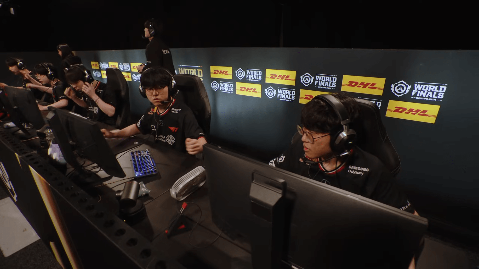 T1 celebrate their Map 1 win.