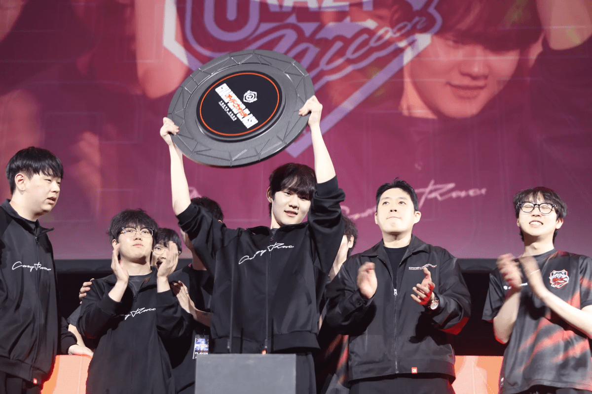 Crazy Raccoon lift the Champions Clash 2026 trophy. Photo by Blizzard Entertainment and GANYMEDE.
