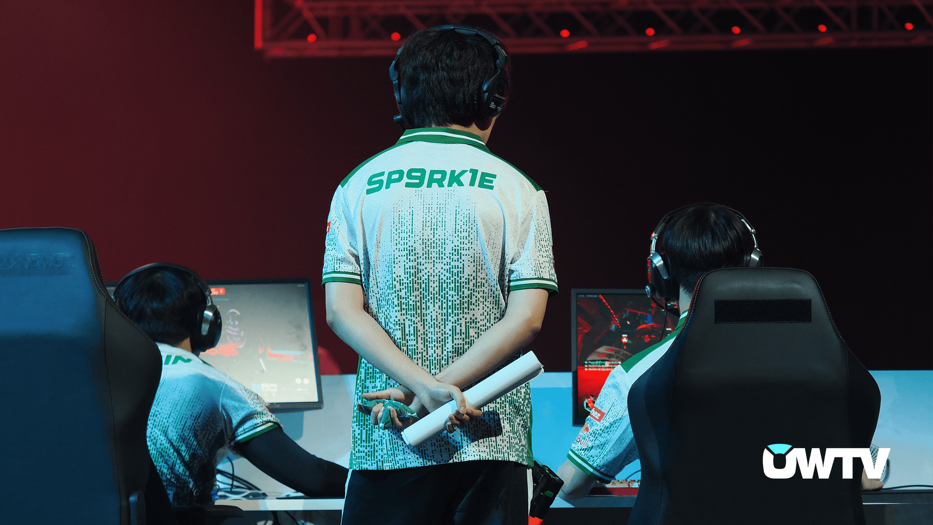 Falcons coach Kim "SP9RK1E" Yeong-han, overseeing his team's dominating performance.