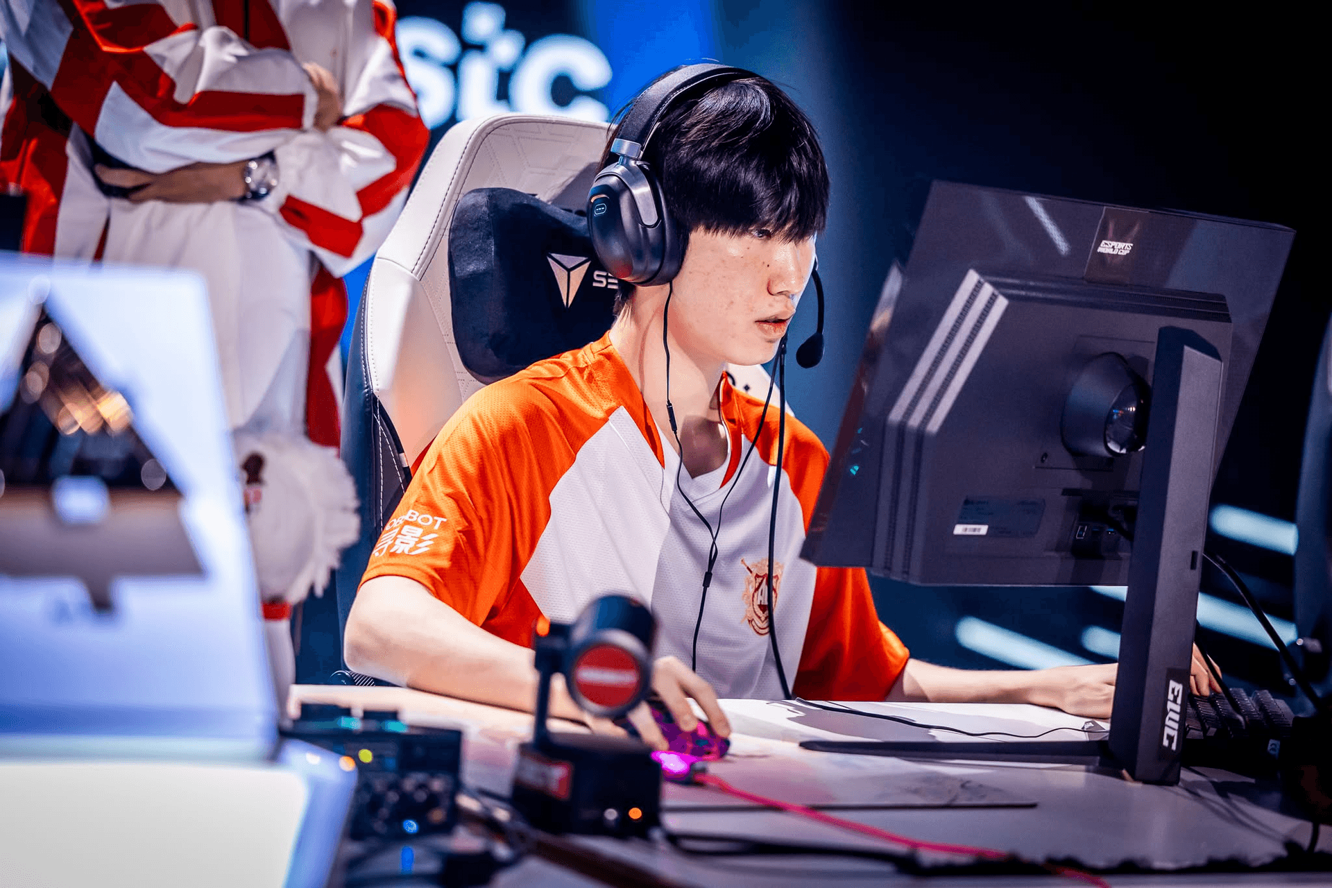 SeonJun playing for All Gamers during EWC 2025.