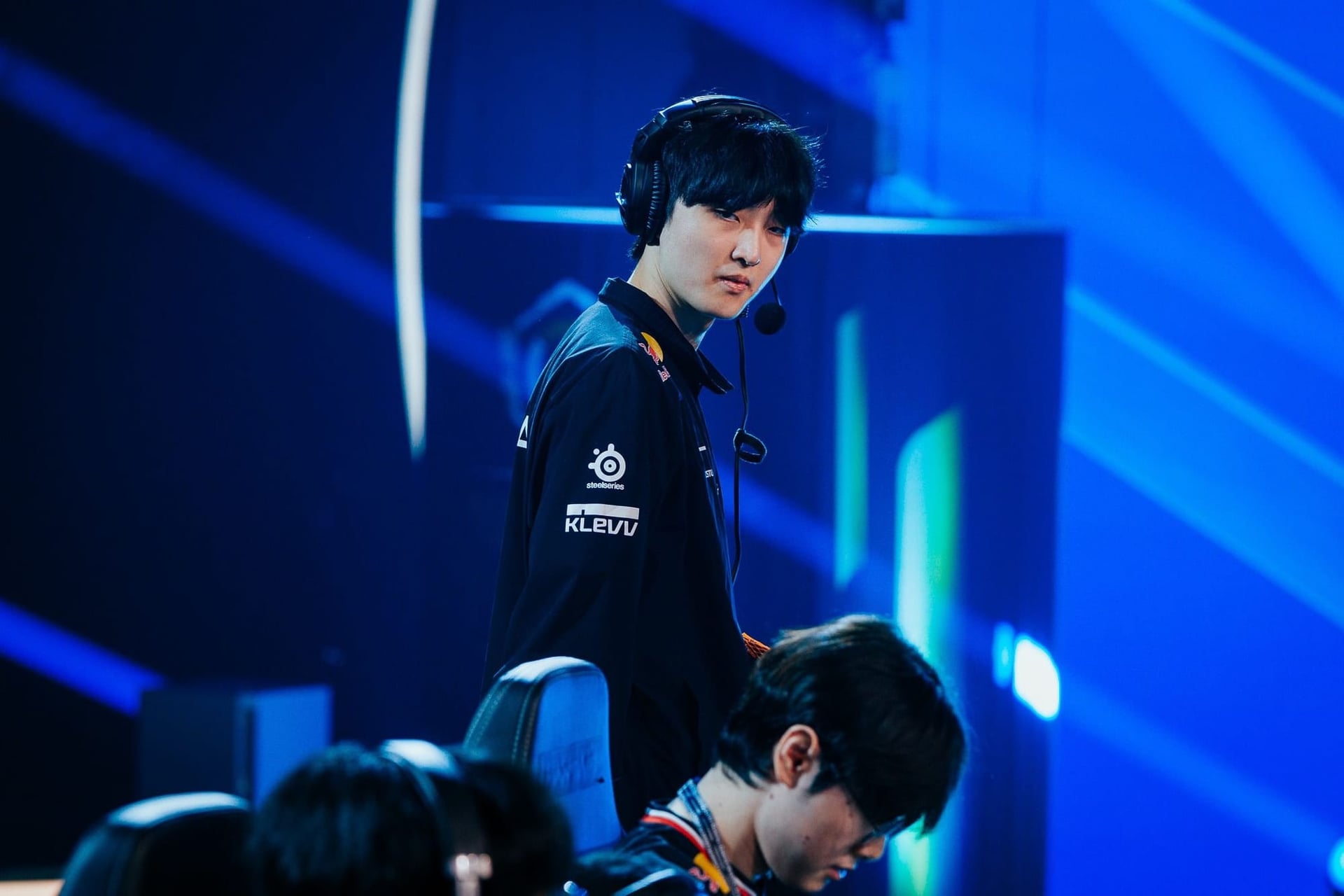 Fleta coaching T1 against Geekay Esports during the World Finals.